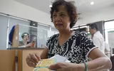 Người dân Hà Nội hào hứng đi làm thẻ xe buýt miễn phí